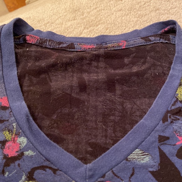 🥭 (4 for $15) Insect Abstract V-Neck - Picture 6 of 8